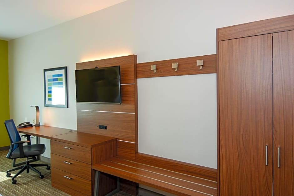 Holiday Inn Express Hotel & Suites New Boston