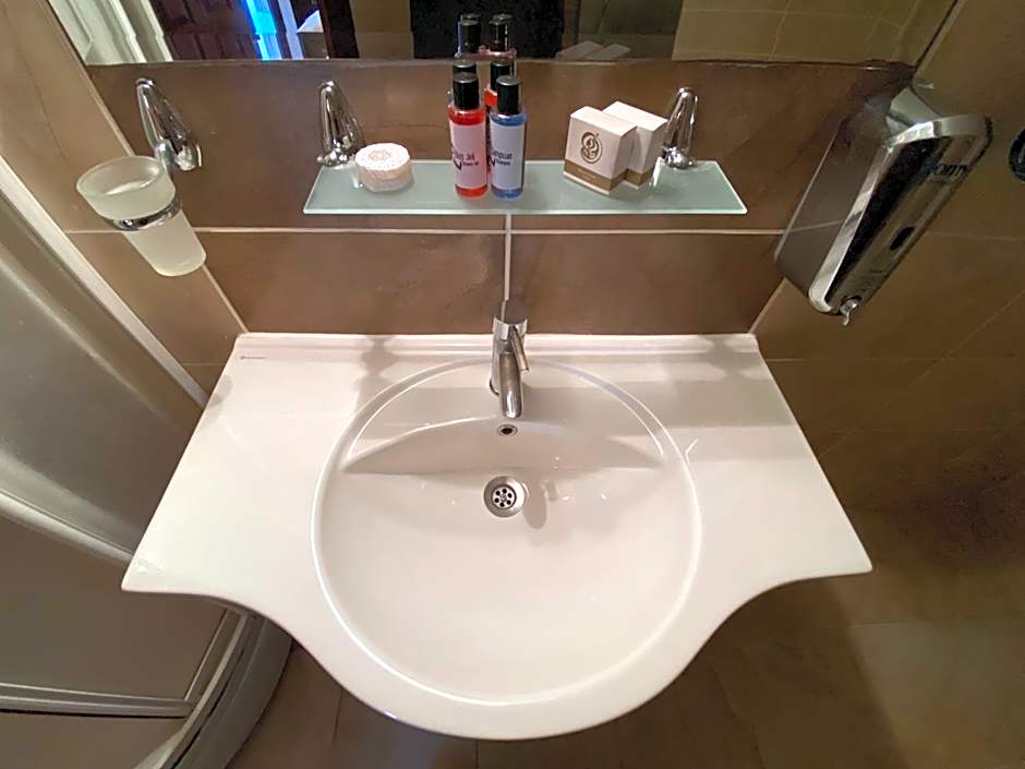 Cicerone Lodge Hotel