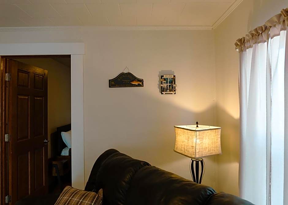 East Side Motel & Cabins