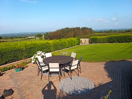 Antrim Heights B&B Panoramic Views & Free Parking