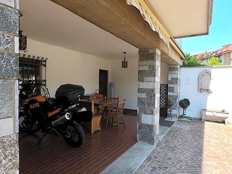 Bella Vita Guesthouse -parcheggio privato interno