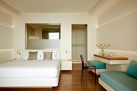 Deluxe Suite with Sea View and Hot Tub