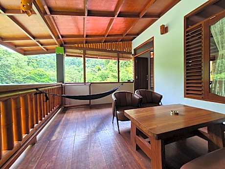 Sam's Bungalows And Treks