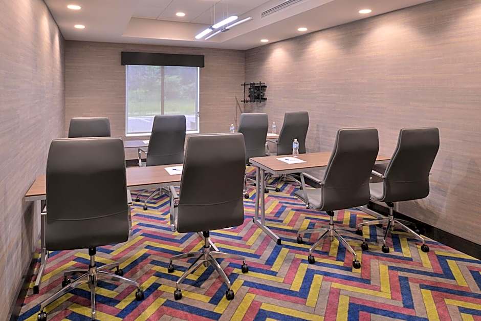 Holiday Inn Express & Suites Bryant West By IHG