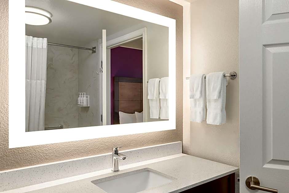 La Quinta Inn & Suites by Wyndham Arlington North Six Flags Drive