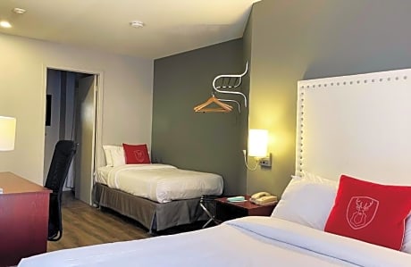 Triple 1 Queen bed + 1 single