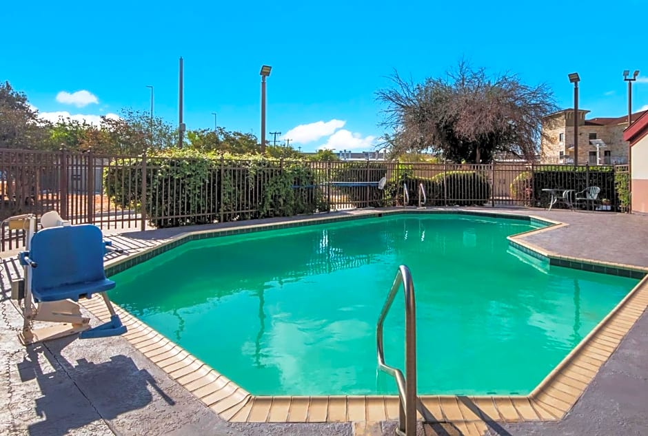 HomeTowne Studios by Red Roof San Antonio - SeaWorld Northwest