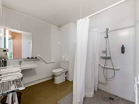 Standard Room With 1 Double Bed + 1 Single Bed