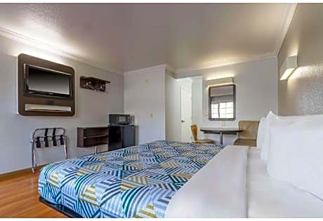 1 King Bed | Mobil Access Tub Nsmk Micfridg