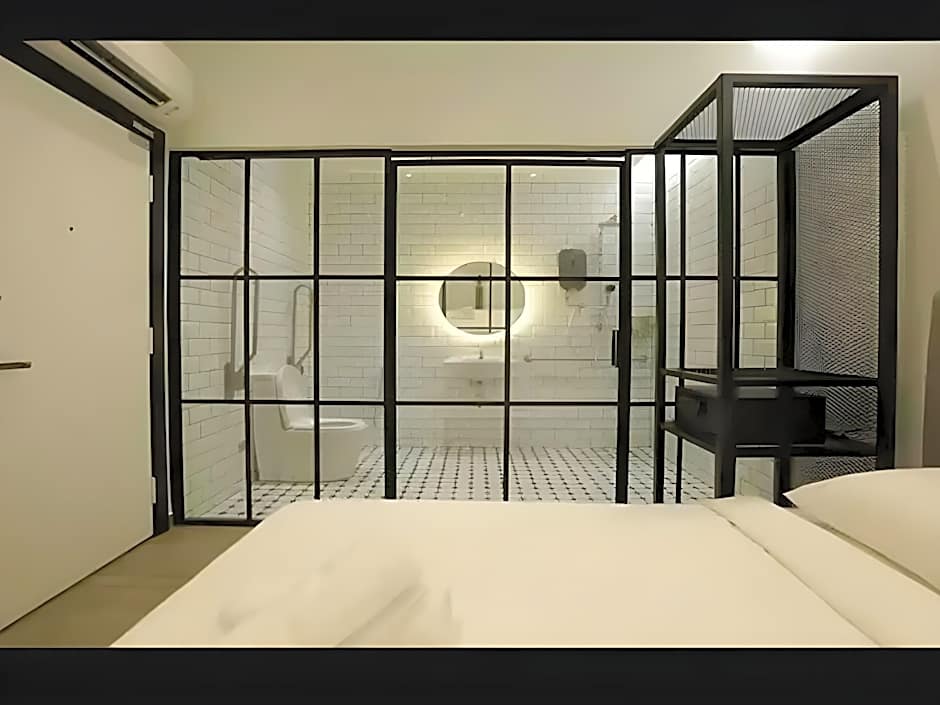 Z Hotel Ara Damansara, LRT, Mall, Airport