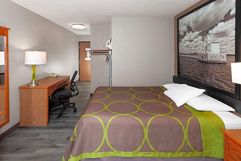 Super 8 by Wyndham Green Bay Near Stadium
