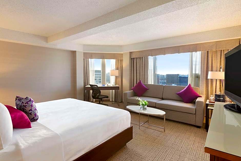 Coast Edmonton Plaza Hotel by APA