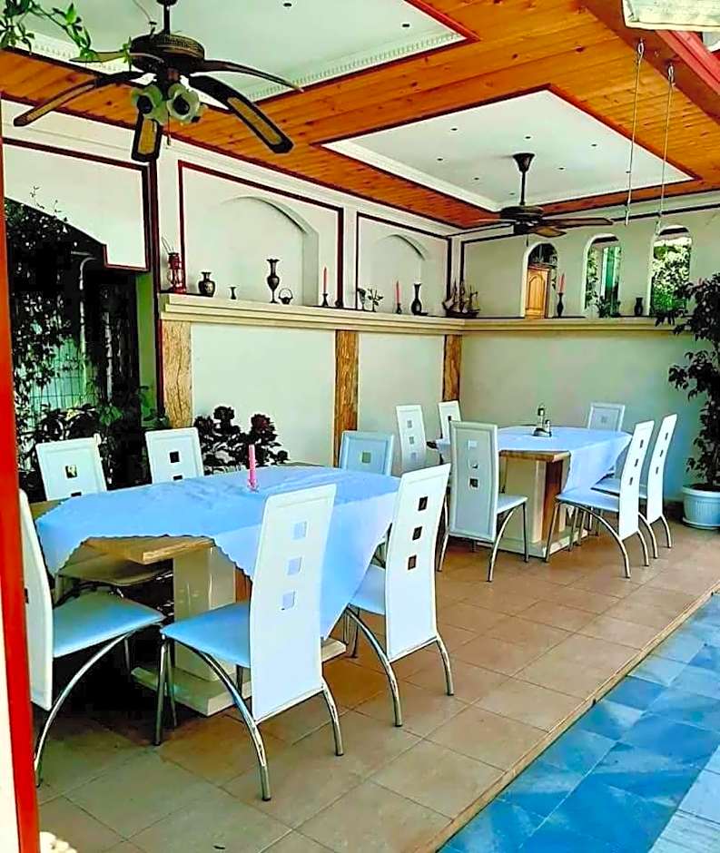 Family Hotel Flora