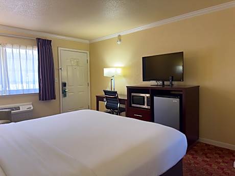 1 King Bed, Nonsmoking