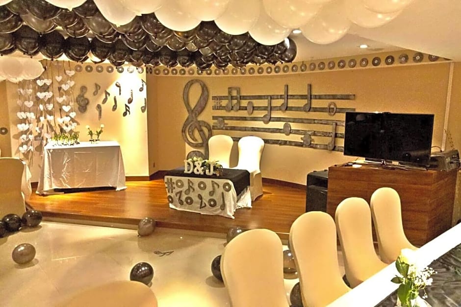 Versailles by Vieras Hotel