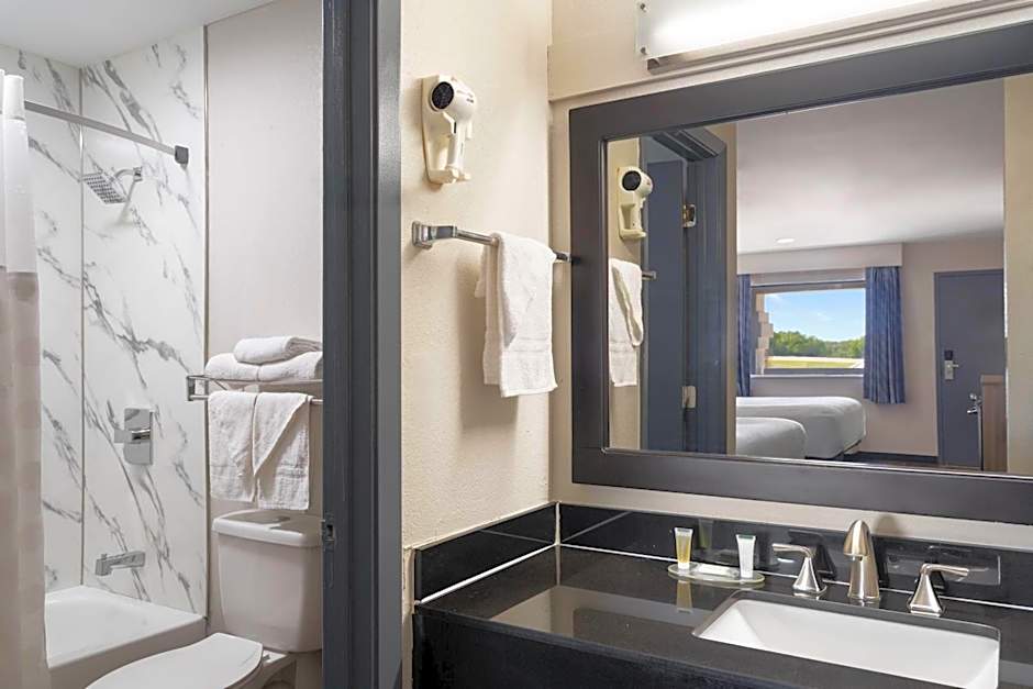 Days Inn & Suites by Wyndham Byram