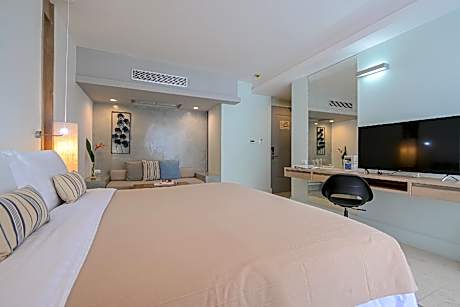 Deluxe Pool Access Room