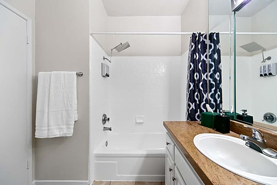 Beverly Hills Glamour Oasis 2 BR Apt with Parking 304