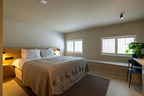 Avenue Basement Room