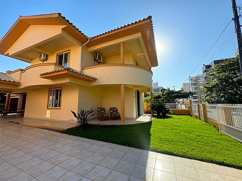 cód 11 - Excelente casa localizada á 180m do mar!