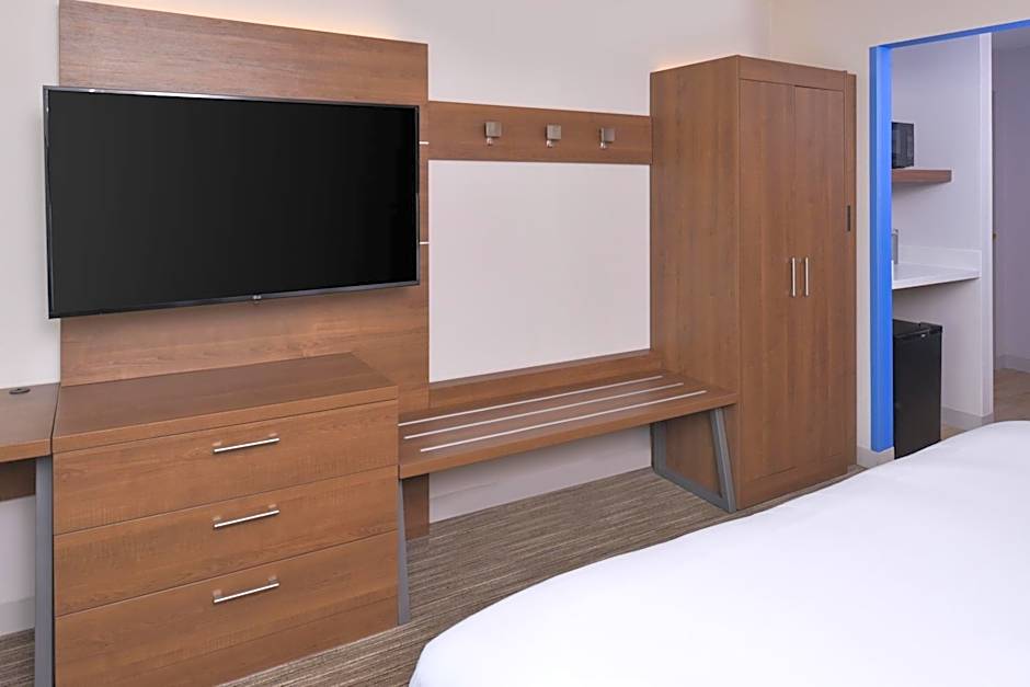 Holiday Inn Express & Suites Omaha - 120th and Maple By IHG