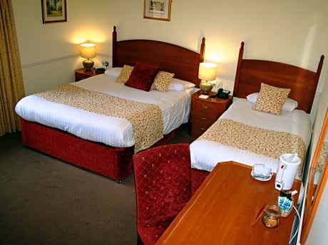 Double & Single Bed with En-Suite