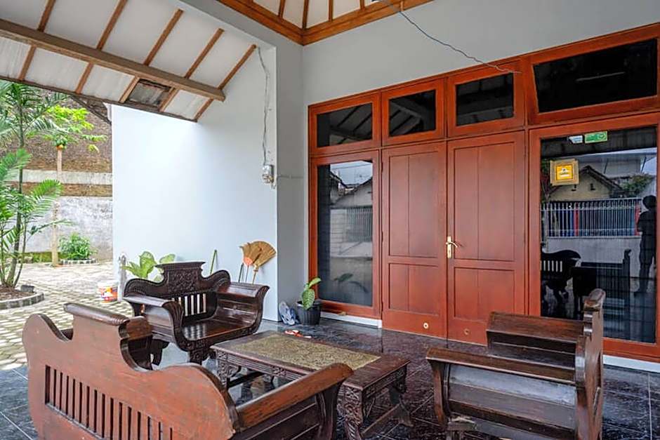 RedDoorz Plus near Jogja City Mall 5