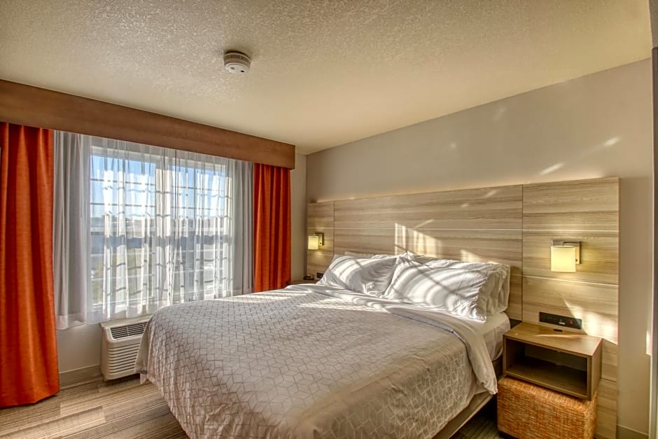 Holiday Inn Express Hotel & Suites Milwaukee Airport By IHG