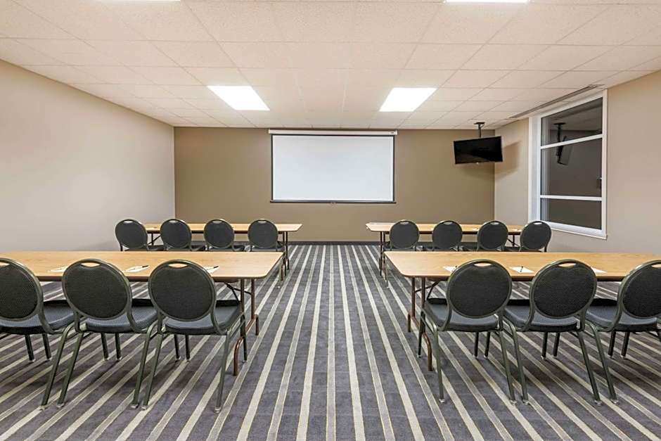 Super 8 by Wyndham Mont Laurier