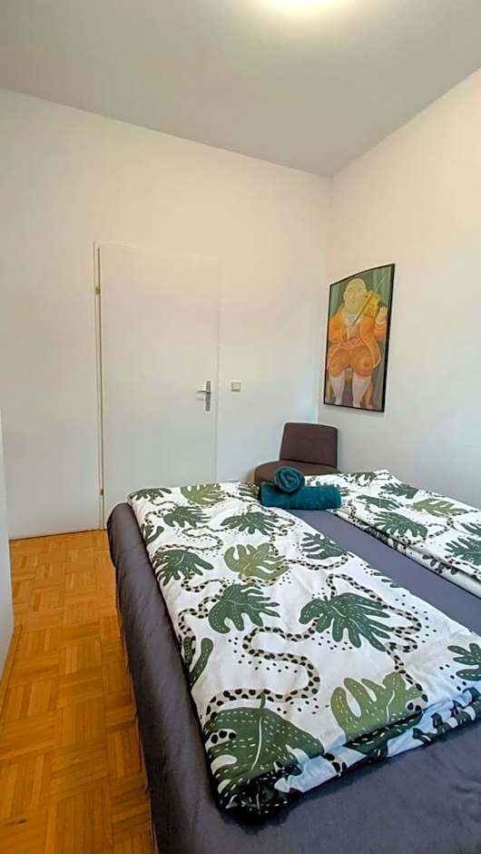 Near Schönbrunn - Economy Rooms in Shared Apartment at Meidling Train Station