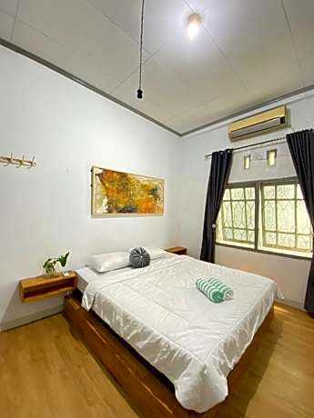 Lorent Hostel Near Padang Beach