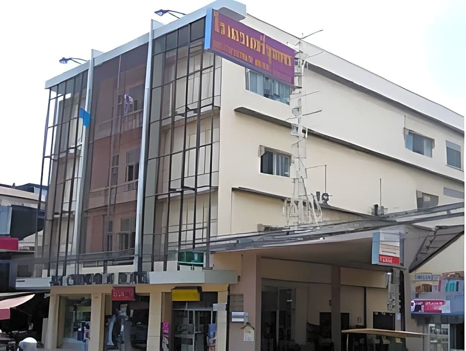 Sri Chumphon Hotel