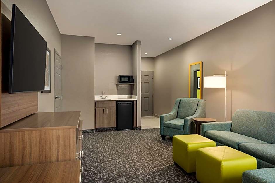 La Quinta Inn & Suites by Wyndham Shawnee