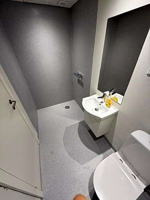 Folsted - Værelse 204 med eget badeværelse og fri parkering