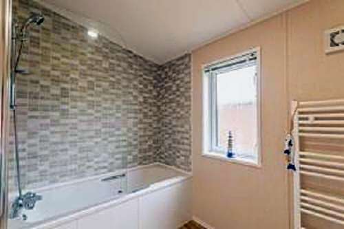 Primrose Lodge with Hot Tub