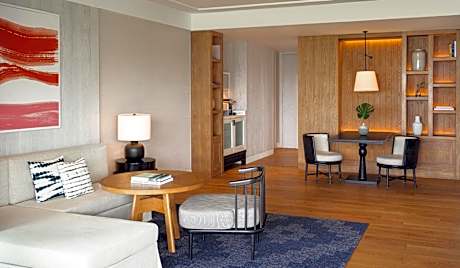 King One Bedroom Suite - Resort View - Non-Smoking