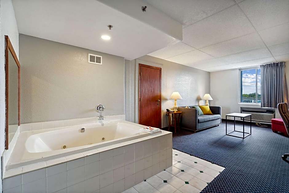 Econo Lodge Inn & Suites Waterloo Downtown