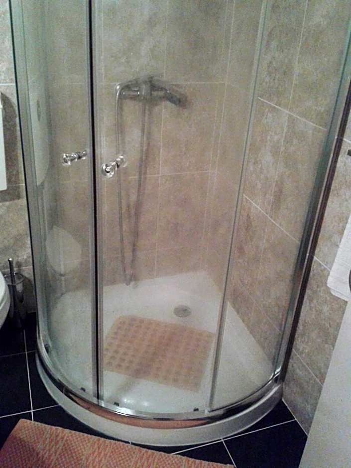 Lira Guest House B&B