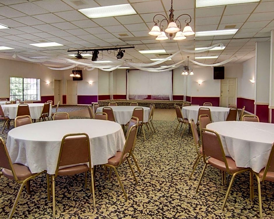 Econo Lodge Conference Center