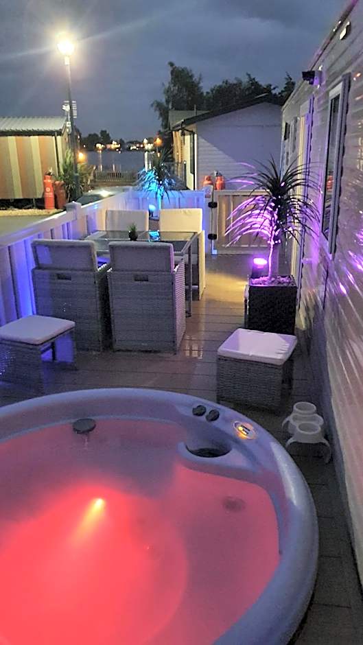 Relaxing Breaks with Hot tub at Tattershal lakes 3 Bedroom