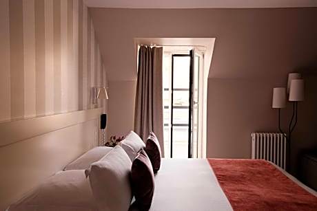 Deluxe Room (2 Adults + 1 Child)