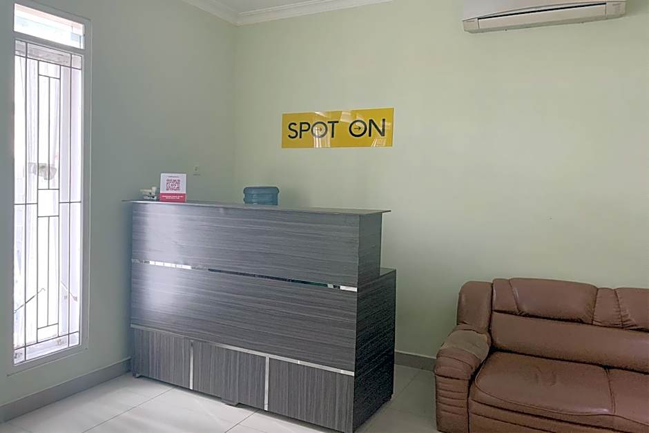 RedDoorz Syariah near Jam Gadang Bukittinggi 2