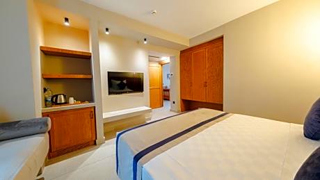 Grand Deluxe Family Room