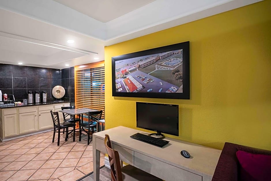 Howard Johnson by Wyndham Atlanta College Park