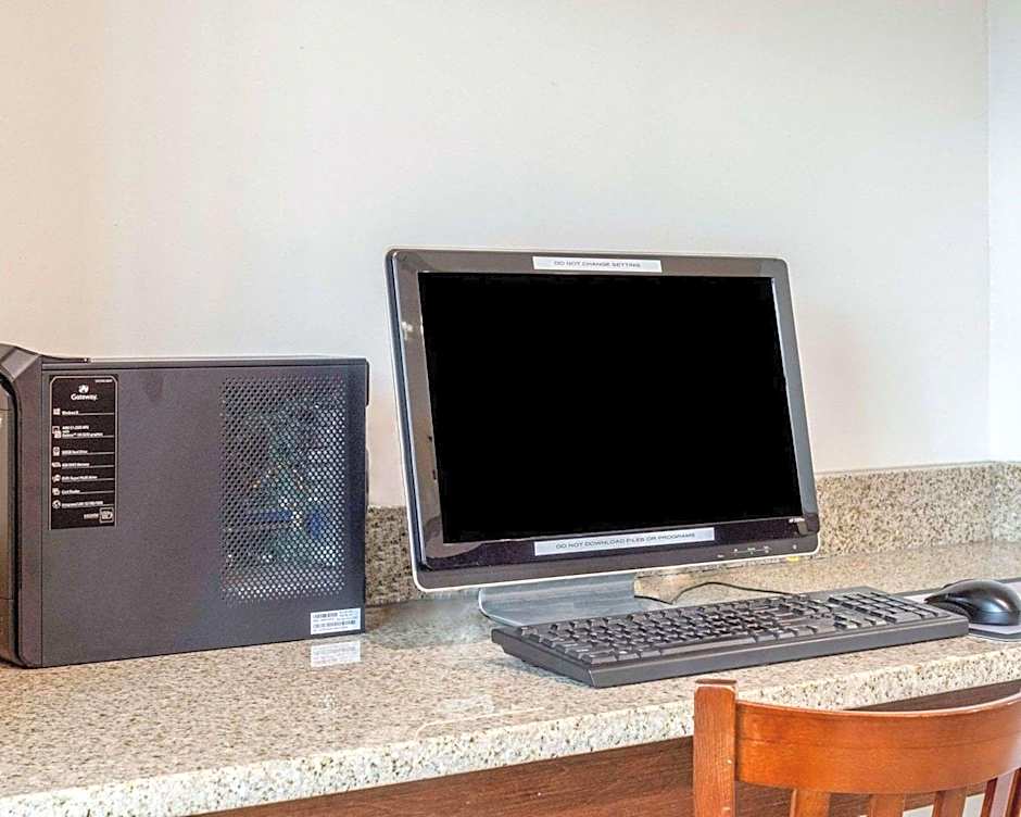 Econo Lodge Lawrence near University