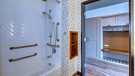 King Suite with Hearing Accessible Tub - Non-Smoking