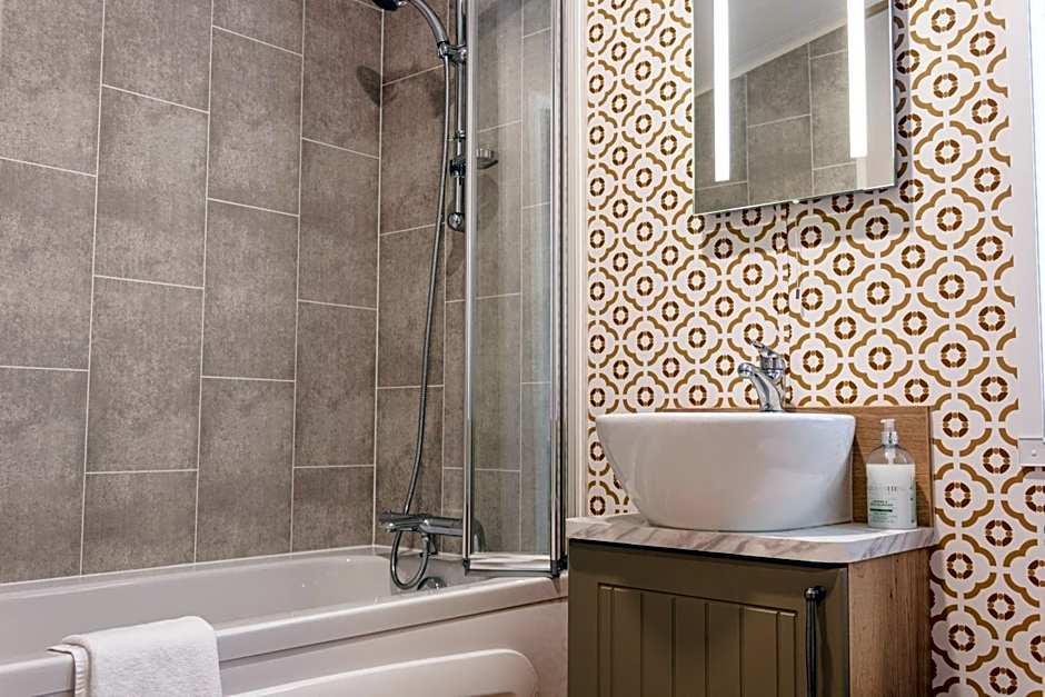 The White Rose Lodge with Hot Tub