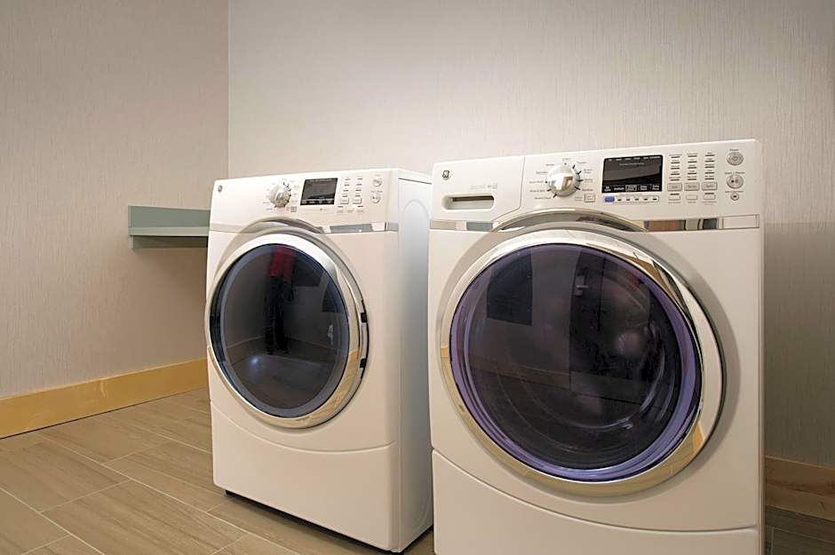 Holiday Inn Express & Suites Altoona By IHG