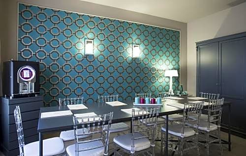 Smart Hotel Gallery House