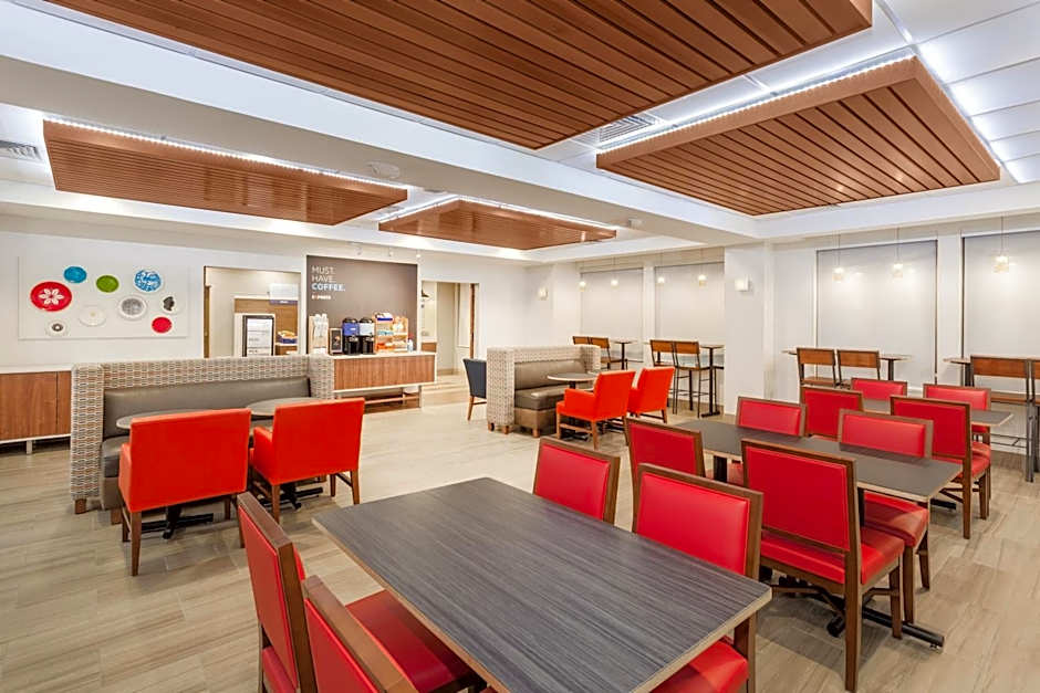 Holiday Inn Express & Suites Tilton By IHG